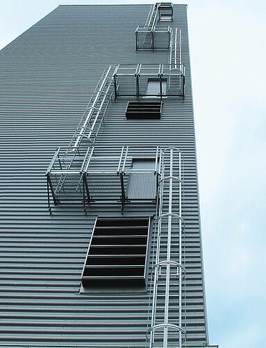 Mehrzügige Steigleiter mit Rückenschutz (Bau) Aluminium eloxiert 19,12m
