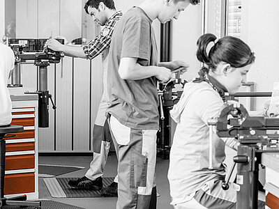 Ergonomische Werkbänke und Schubladenschränke für Lehrwerkstätten