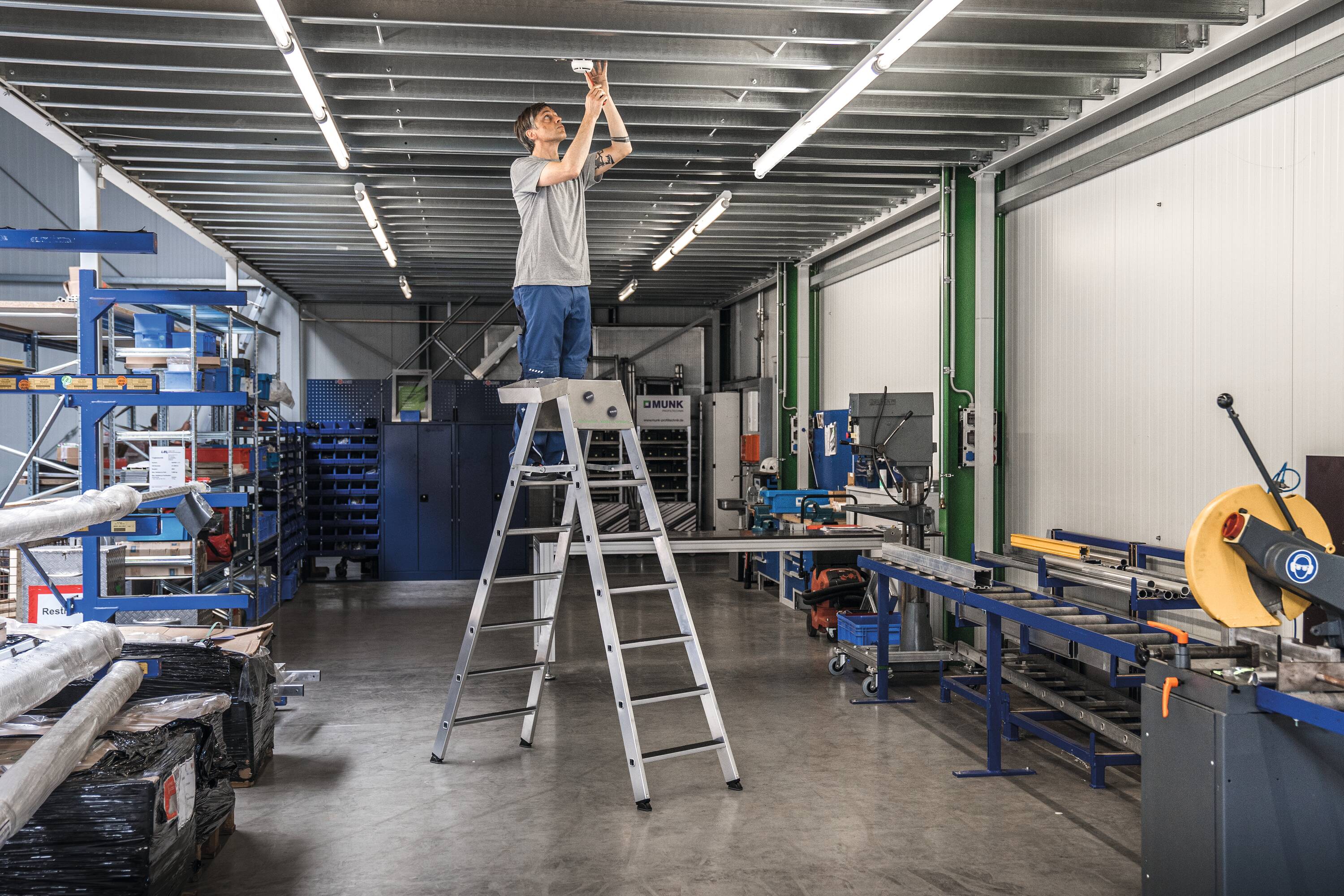 Sicherheits-Stufen-Stehleiter 2x8 Stufen